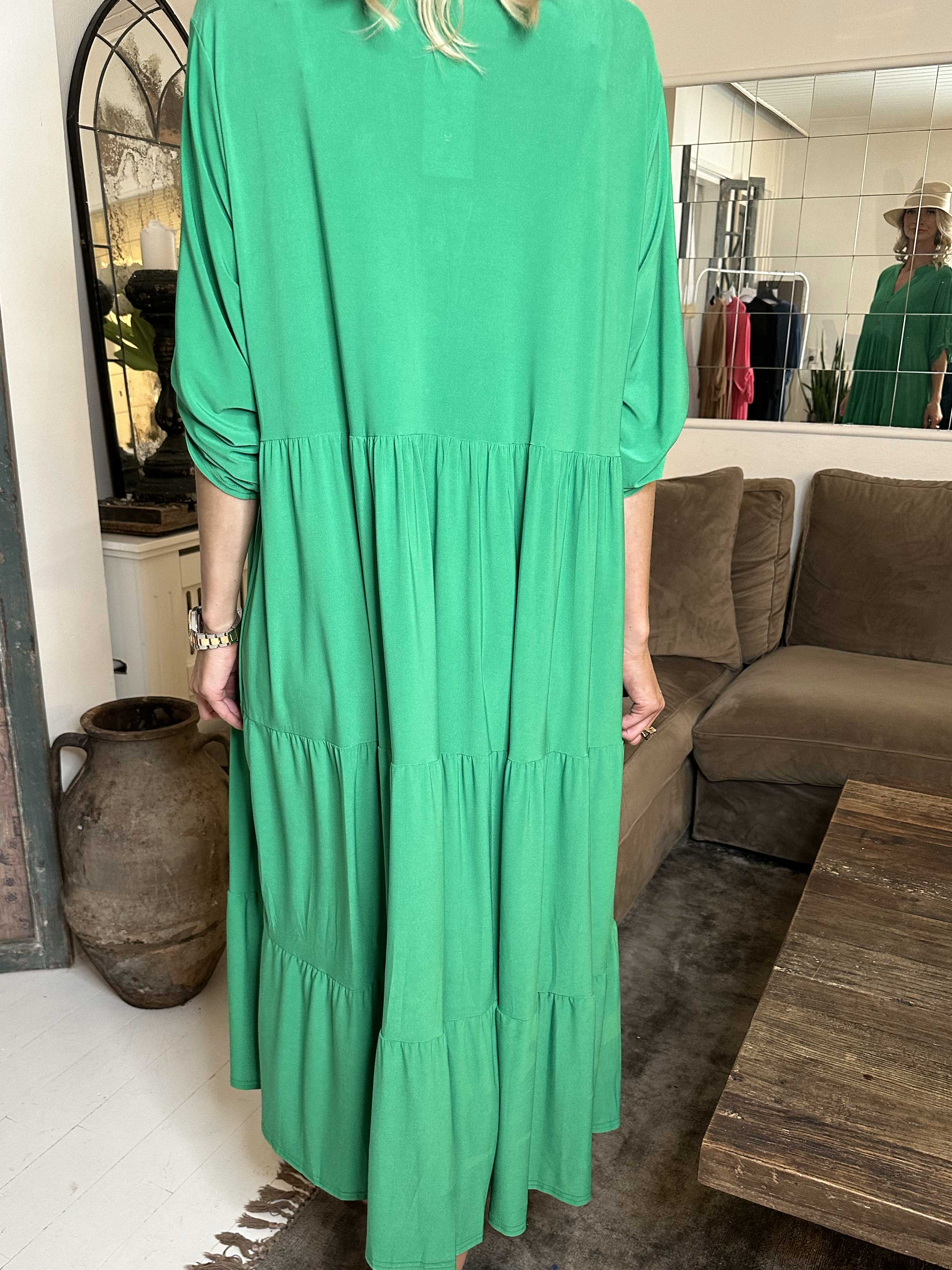 Milano Plain - Lang ensfarvet kjole med lag på lag look